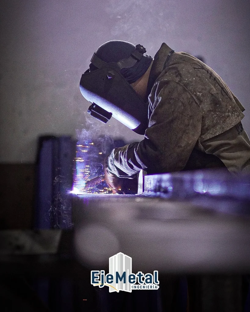 Equipo de soldadores en Eje Metal Pereira