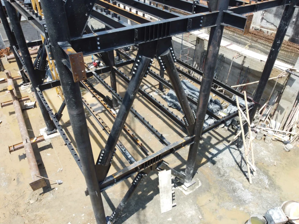 Montaje de estructura metálica para edificio en Pinares, Pereira Eje Cafetero