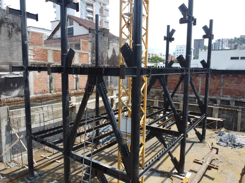 En Eje Metal construimos edificios en estructura metálica en Pereira y el Eje Cafetero, una alternativa más rápida, segura y resistente que el cemento.