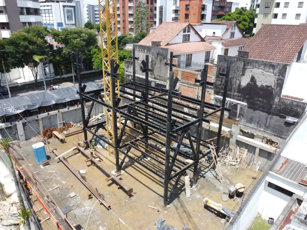 Edificio en estructura metálica construido por Eje Metal en Pinares, Pereira